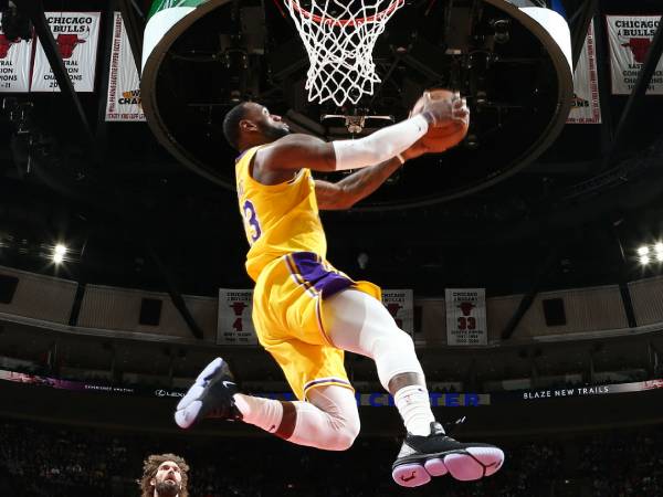 LeBron James, yang kini berusia 41 tahun dan memasuki musim ke-23 di NBA, tetap sangat efektif, dengan rata-rata lebih dari 25 poin per pertandingan musim lalu. (Foto: AP)