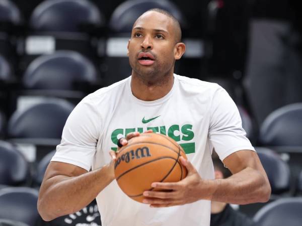 Lakers mengidentifikasi Al Horford sebagai pemain potensial untuk melengkapi Deandre Ayton yang baru saja diakuisisi. (Foto: AP)