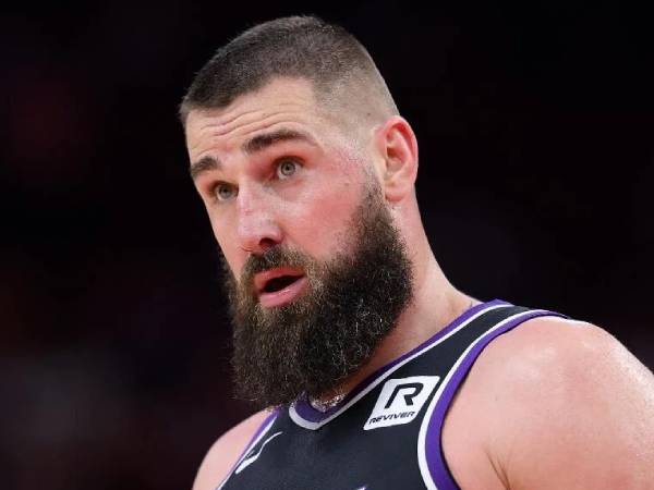 Jonas Valanciunas masih terikat kontrak untuk musim NBA 2025-26 dengan nilai $10,4 juta, dengan opsi tim senilai $10 juta untuk tahun 2026-27. (Foto: AP)