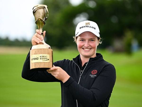 Lottie Woad berpose dengan trofi Women’s Irish Open. (Foto: Golf Digest)