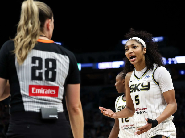 Angel Reese (kanan) berargumen dengan wasit dalam laga melawan Minnesota Lynx. (Foto: AP)