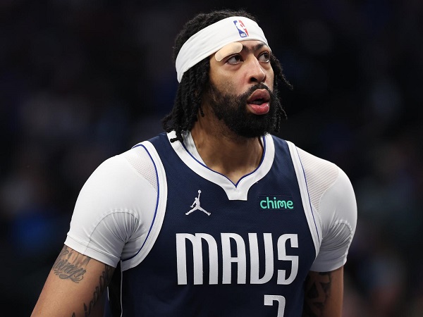Anthony Davis pulihkan permasalahan retina matanya dengan naik meja operasi.