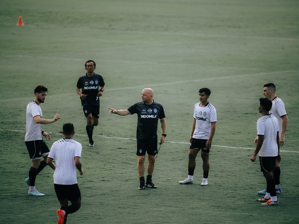 Pelatih Bali United, Johnny Jansen saat memimpin latihan timnya