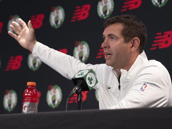 Brad Stevens Ungkap Alasan Melepas Kristaps Porzingis dan Jrue Holiday