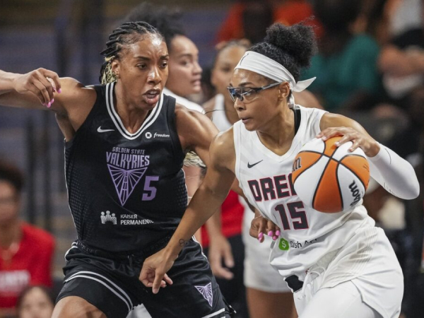 Allisha Gray (kanan) mencetak 24 poin saat Atlanta Dream meraih kemenangan 90-81 atas tim tamu Golden State Valkyries di College Park, Ga., pada Senin (7/7). (Foto: AP)