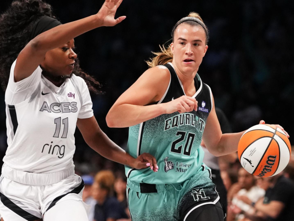 Sabrina Ionescu (kanan) mencetak 28 poin saat New York Liberty mengalahkan Las Vegas 87-78 pada Selasa (8/7) malam. (Foto: AP)
