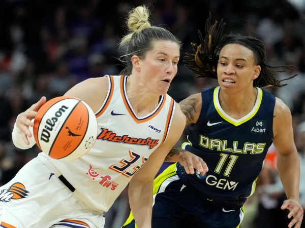 Sami Whitcomb (kiri) mencetak 36 poin saat tuan rumah Phoenix Mercury mengalahkan Dallas Wings 102-72 pada Senin (7/7). (Foto: AP)