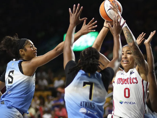 Shakira Austin (kanan) mencetak 15 poin saat Washington Mystics mengalahkan Chicago Sky 81-79 pada Selasa (8/7) di Fairfax, Va. (Foto: AP)