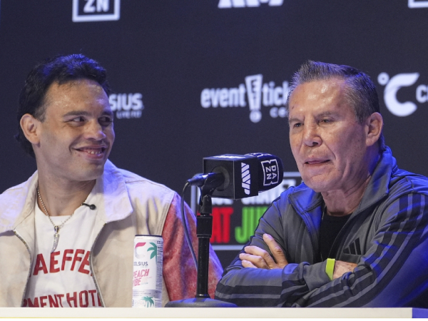 Julio Cesar Chavez Jr (kiri) dan sang ayah Julio Cesar Chavez. (Foto: Fight TV)