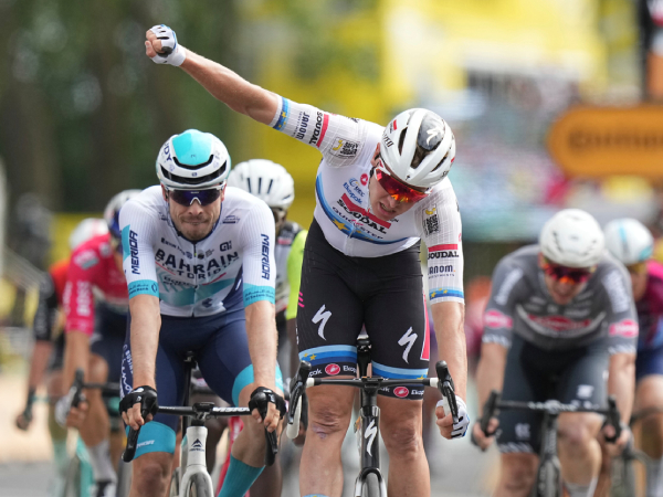 Pebalap sprint Belgia Tim Merlier (tengah) melakukan selebrasi setelah memenangkan Etape 3 Tour de France 2025 pada Senin (7/7). (Foto: AP)