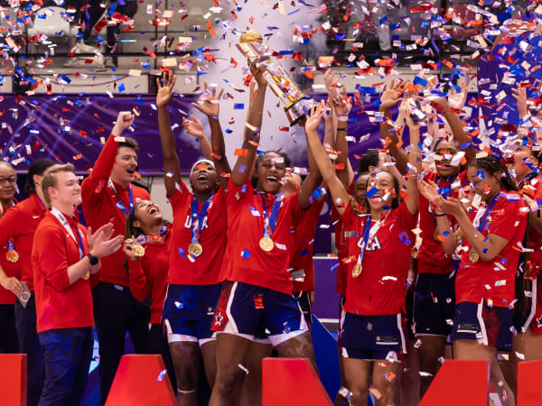 Tim putri AS melakukan selebrasi setelah menjuatai FIBA Women’s AmeriCup 2025 dan merebut tiket langsung ke Piala Dunia FIBA 2026. (Foto: AP)