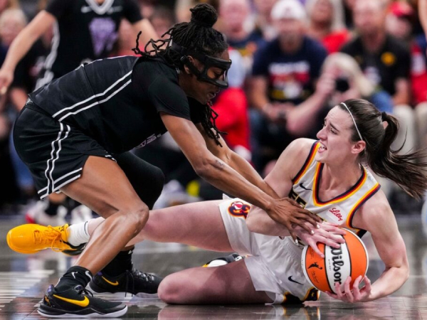 Caitlin Clark (kanan) mencatatkan 10 poin, 6 assist, 5 rebound, dan 4 turnover dalam kurang dari 25 menit. (Foto: AP)