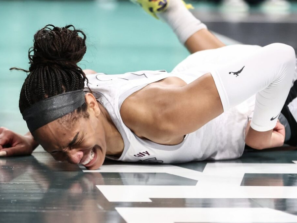 A’ja Wilson terlihat meringis kesakitan setelah terjatuh dalam laga Aces melawan Liberty. (Foto: AP)