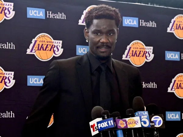 Deandre Ayton menghadiri konferensi pers saat diperkenalkan Lakers. (Foto: AP)