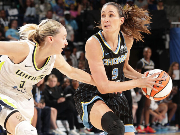 Rebecca Allen (kanan) mencetak 27 poin saat tuan rumah Chicago Sky mengalahkan Dallas Wings 87-76 pada Rabu (9/7). (Foto: AP)