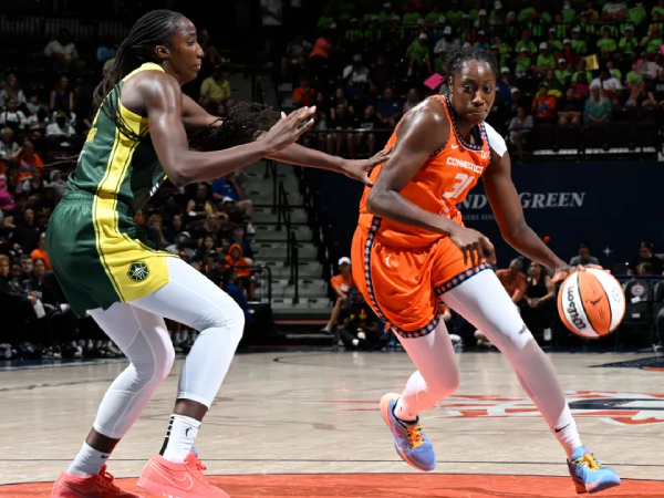 Tina Charles (kanan) mencetak 29 poin saat Connecticut Sun meraih kemenangan 93-83 atas tim tamu Seattle Storm pada Rabu (9/7) sore di Uncasville, Conn. (Foto: AP)