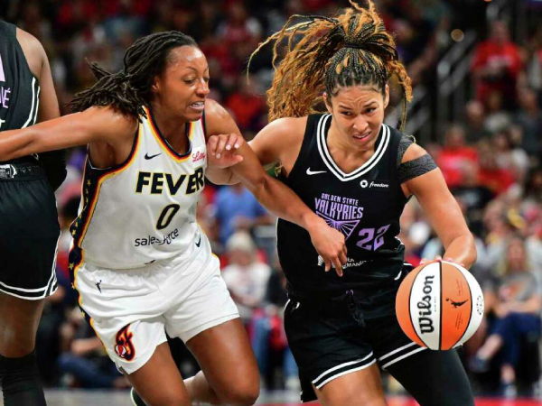 Veronica Burton (kanan) mencetak 21 poin saat Golden State Valkyries meraih kemenangan 80-61 atas tuan rumah Indiana Fever pada Rabu (9/7). (Foto: AP)