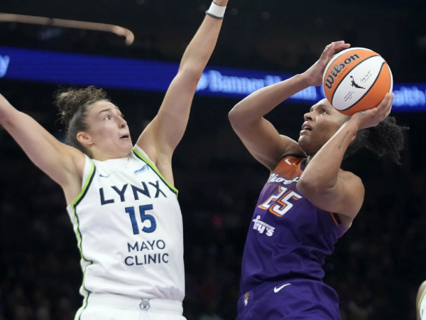 Alyssa Thomas (kanan) mencetak 29 poin saat tuan rumah Phoenix Mercury mengalahkan Minnesota Lynx 79-71 pada Rabu (9/7) siang. (Foto: AP)