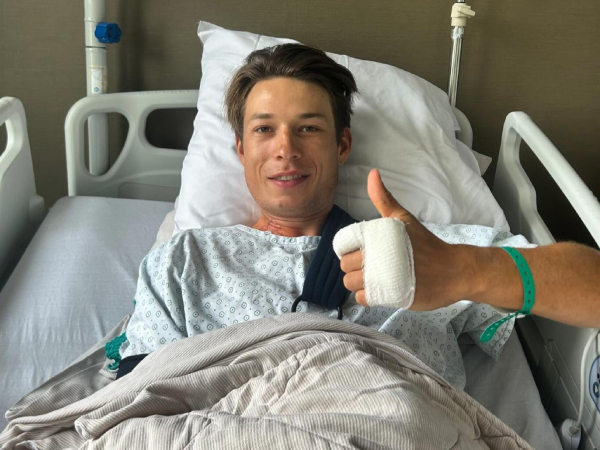 Jasper Philipsen berpose di ranjang rumah sakit setelah menjalani operasi. (Foto: Instagram)