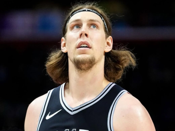 Kelly Olynyk membawa kedalaman frontcourt yang sangat dibutuhkan dan pengalaman veteran ke tim Spurs yang sedang membangun. (Foto: AP)
