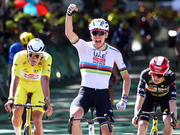 Tadej Pogacar (tengah) melakukan selebrasi setelah menjuarai Etape 4 Tour de France 2025. (Foto: AP)