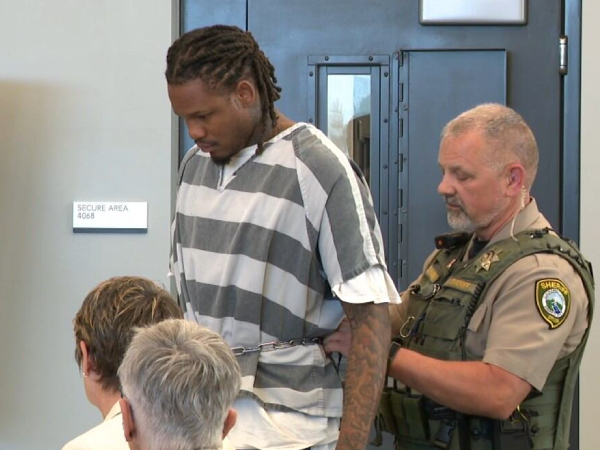 Berpakaian seragam penjara Clackamas County, Ben McLemore (kanan) menghadiri sidang vonis. (Foto: AP)