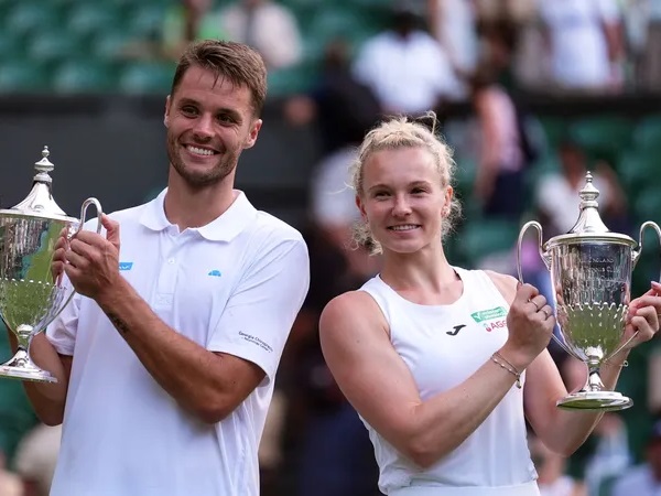 Hasil Wimbledon: Karolina Siniakova Dan Sem Verbeek Angkat Trofi Kemenangan