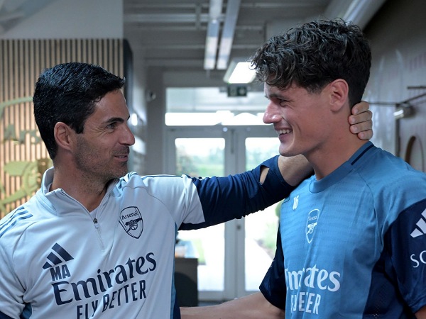 Mikel Arteta bersama pemain baru Arsenal, Christian Norgaard