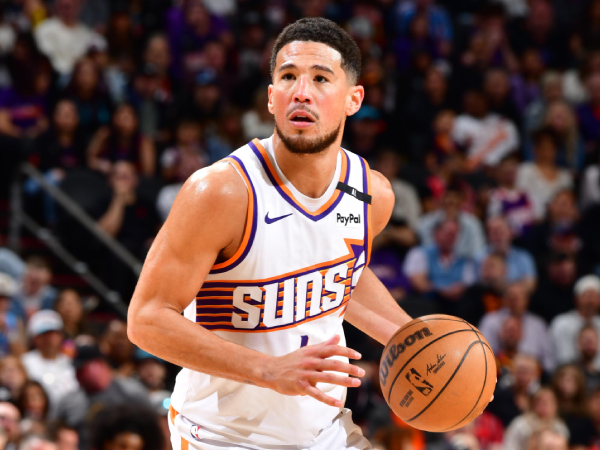 Perpanjangan kontrak Devin Booker melebihi total penghasilan karier legenda Suns Steve Nash, yang mengumpulkan $147 juta selama 18 musim. (Foto: AP)