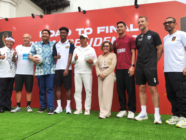 SC Piala Presiden 2025 Maruarar Sirait berfoto bersama Gubernur Jawa Barat, Dedi Mulyadi