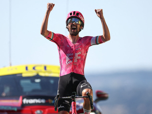 Ben Healy melakukan selebrasi setelah memenangi Etape 6 Tour de France 2025. (Foto: AP)