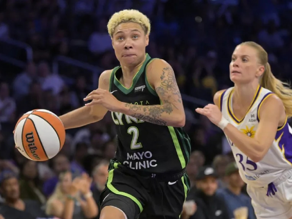 Natisha Hiedeman (kiri) mencetak 16 poin saat Minnesota Lynx mengalahkan tuan rumah Los Angeles Sparks dengan skor 91-82 pada Kamis (10/7). (Foto: AP)