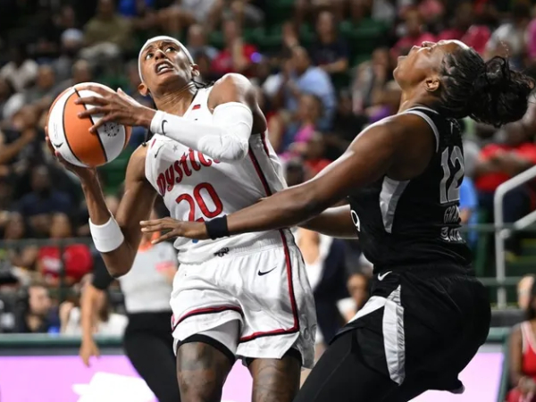 Shakira Austin (kiri) mencetak 16 poin penentu saat Washington Mystics mengalahkan Las Vegas Aces 70-68 pada Kamis (10/7) di Fairfax, Va. (Foto: AP)
