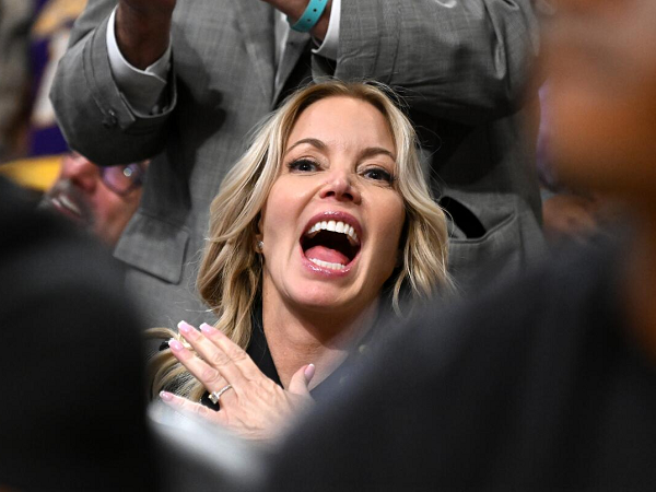 Jeanie Buss tak sembarangan jual saham mayoritas tim kepada Mark Walter.