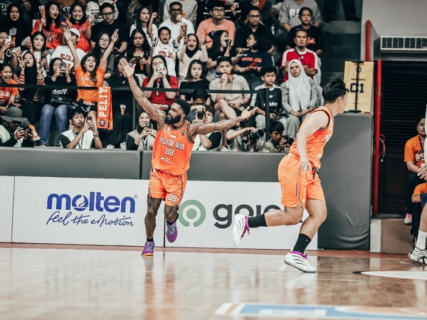 Pelita Jaya Jakarta hancurkan Satria Muda Pertamina di Game 2.