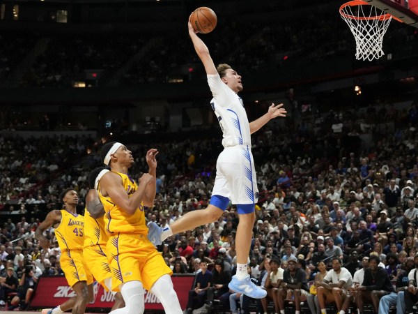 Cooper Flagg membuat penonton bersorak ketika melakukan tomahawk dunk versus Lakers. (Foto: AP)