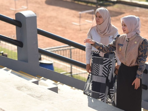 Walikota Kediri memantau proses renovasi kandang Persik Kediri