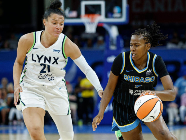 Ariel Atkins (kanan) mencetak 27 poin saat Chicago Sky meraih kemenangan 87-81 atas Minnesota Lynx pada Sabtu (12/7) sore. (Foto: AP)
