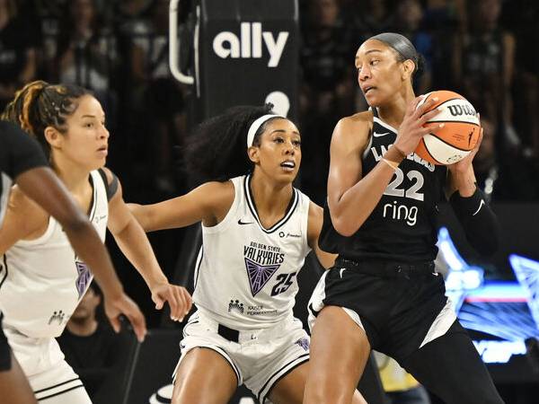 A’ja Wilson (kanan) mencetak 30 poin saat Las Vegas Aces mengalahkan Golden State Valkyries 104-102 pada Sabtu (12/7) malam. (Foto: AP)