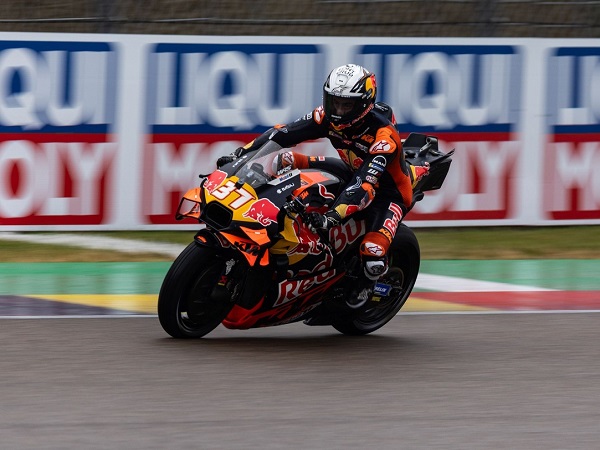 Pedro Acosta berusaha keras dipertahankan oleh KTM.