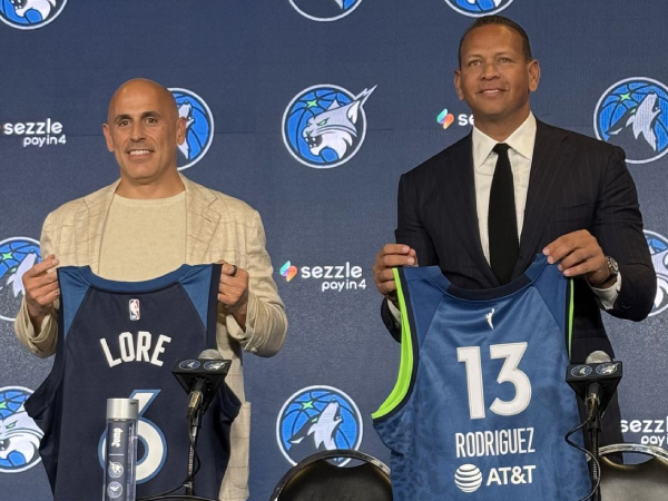 Alex Rodriguez (kanan) dan Marc Lore memaparkan visi yang berakar pada inovasi, kompetisi, dan koneksi dengan penggemar Timberwolves. (Foto: AP)