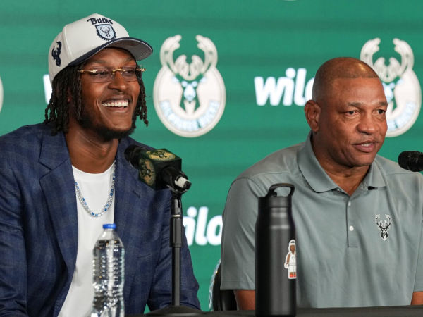 Myles Turner (kiri) dan pelatih Bucks Doc Rivers. (Foto: AP)