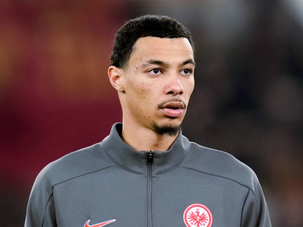 Newcastle Ingin Datangkan Hugo Ekitike Tanpa Kehilangan Alexander Isak