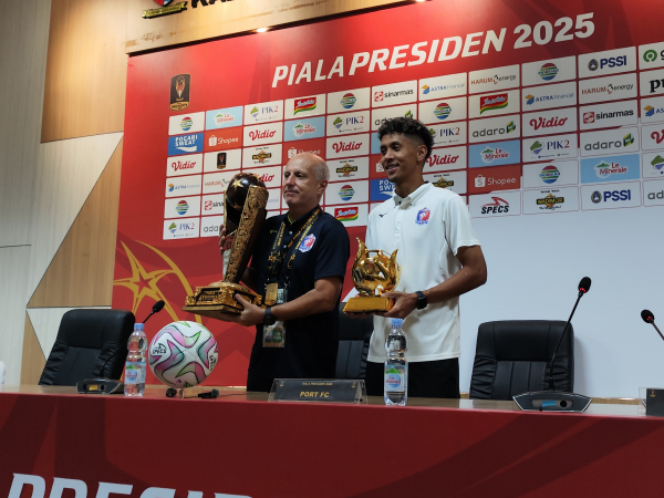 Pelatih Port FC, Alexandre Gama dalam jumpa pers usai laga
