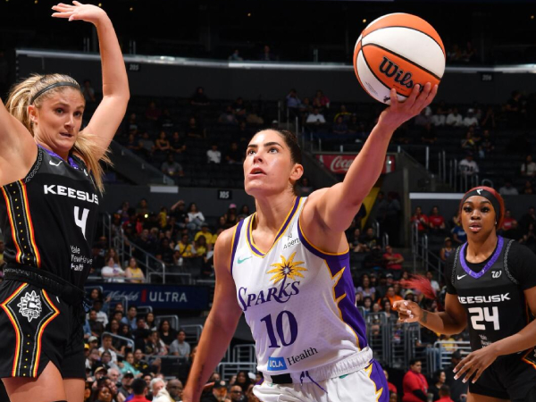 Kelsey Plum (kanan) mencetak 23 poin saat Los Angeles Sparks mengalahkan Connecticut Sun 92-88 pada Minggu (13/7). (Foto: AP)