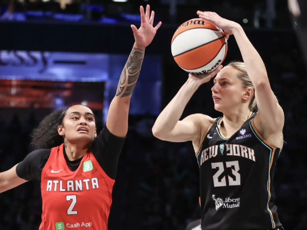 Leonie Fiebich (kanan) mencetak 21 poin saat tuan rumah New York Liberty mengalahkan Atlanta Dream 79-72 pada Minggu (13/7) sore. (Foto: AP)