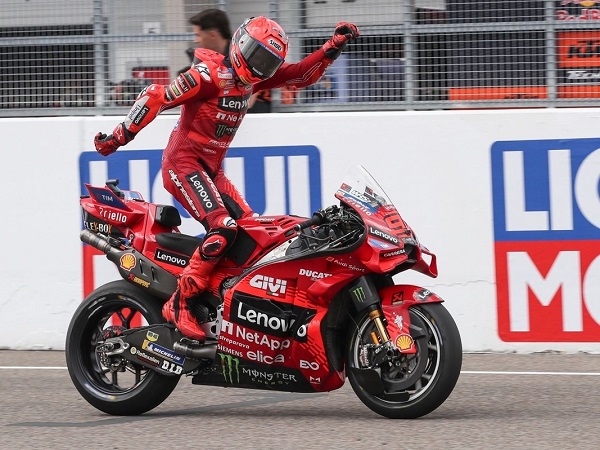 Marc Marquez tak mau ketinggalan lakukan selebrasi pacu jalur.