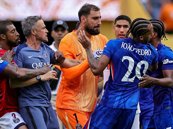 Striker Chelsea, Joao Pedro, dikerubuti oleh pemain dan staf PSG
