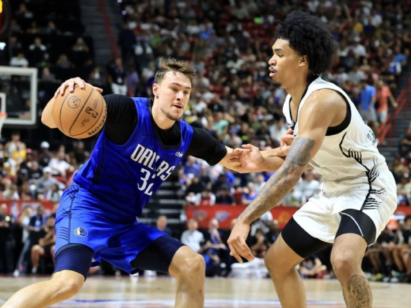 Cooper Flagg (kiri) berduel dengan Dylan Harper pada Sabtu (12/7). (Foto: AP)