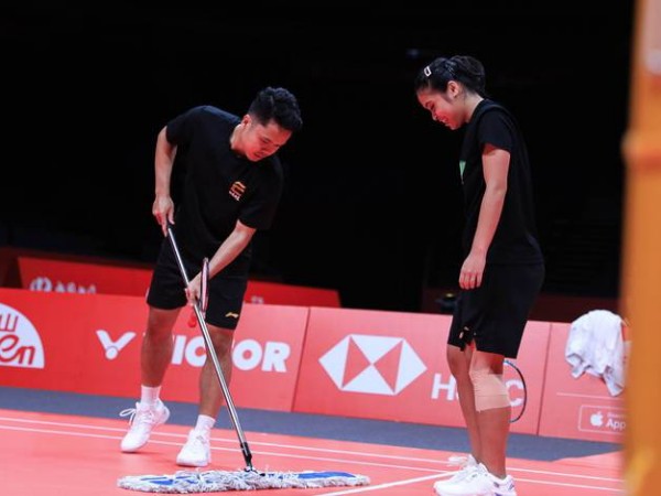 Para Penggemar Antusias Nantikan Pertandingan Anthony Ginting dan Gregoria Mariska